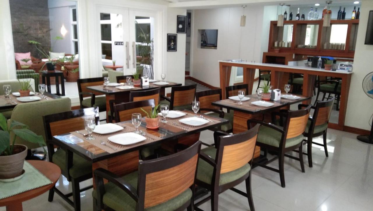 Sarita Bed And Breakfast Laoag Esterno foto